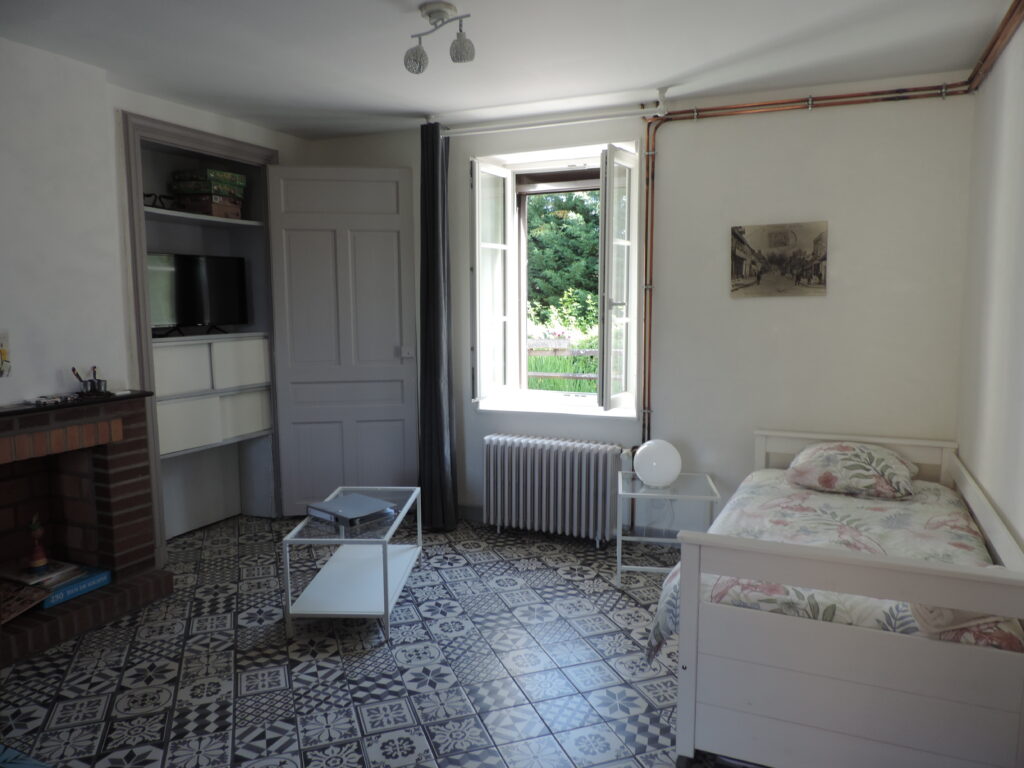 Le salon côté village